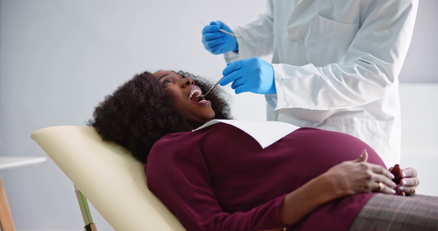 tooth pain during pregnancy, pregnant woman at the dentist